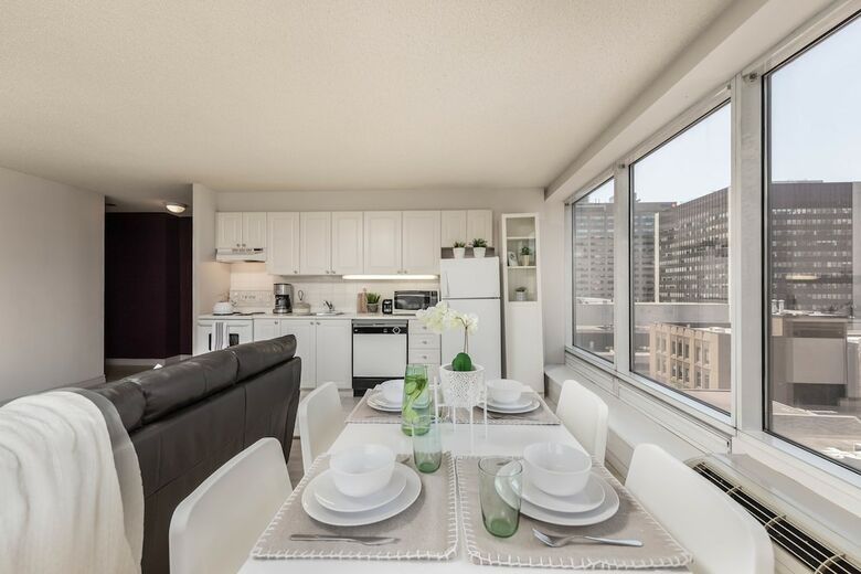Bright & Spacious Corner Suite (Yonge & Bloor)