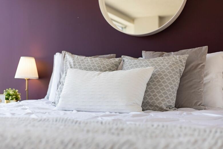 Bright & Spacious Corner Suite (Yonge & Bloor)