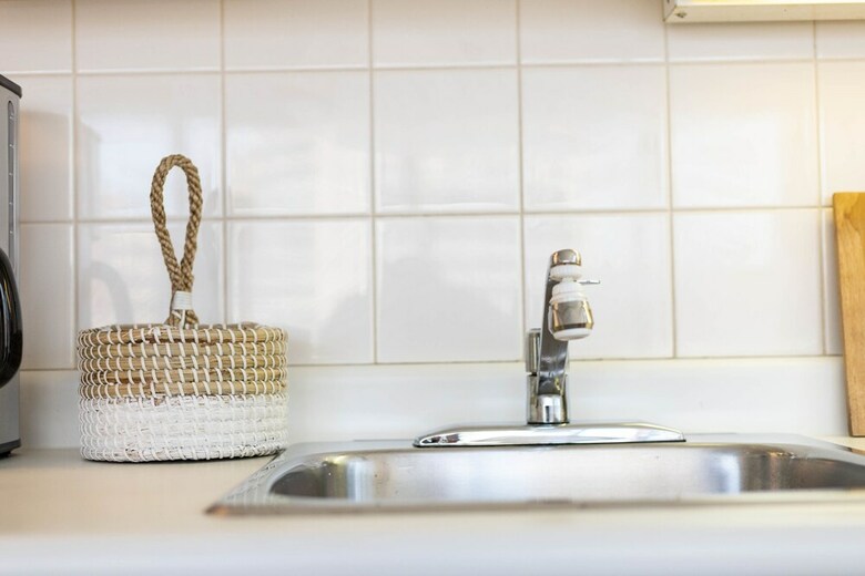 Bright & Spacious Corner Suite (Yonge & Bloor)