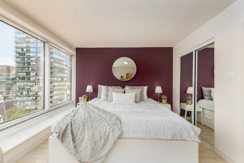 Bright & Spacious Corner Suite (Yonge & Bloor)