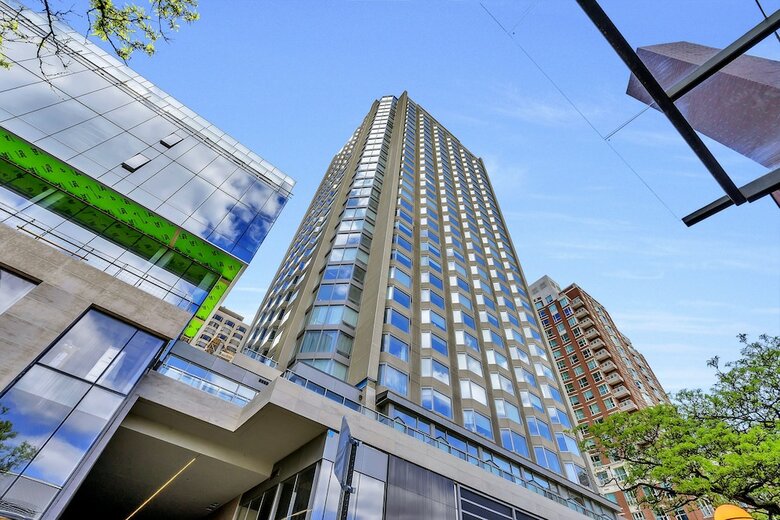 Bright & Spacious Corner Suite (Yonge & Bloor)