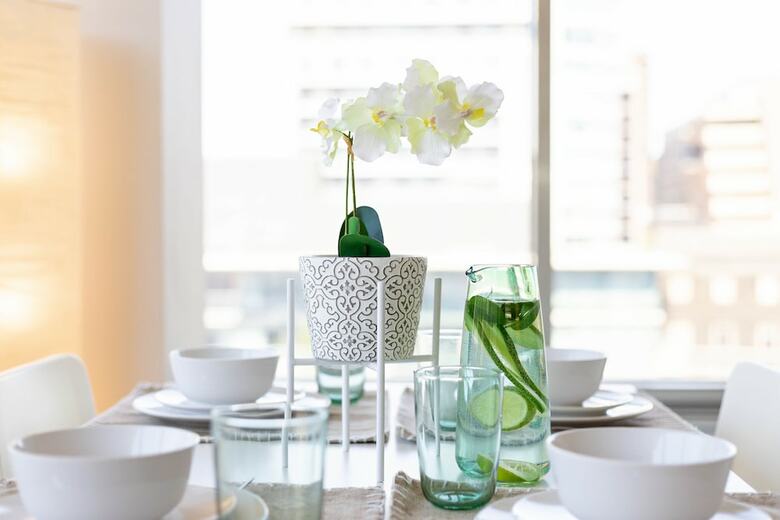 Bright & Spacious Corner Suite (Yonge & Bloor)