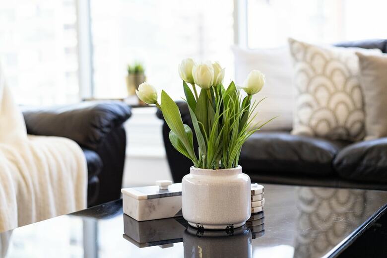 Bright & Spacious Corner Suite (Yonge & Bloor)
