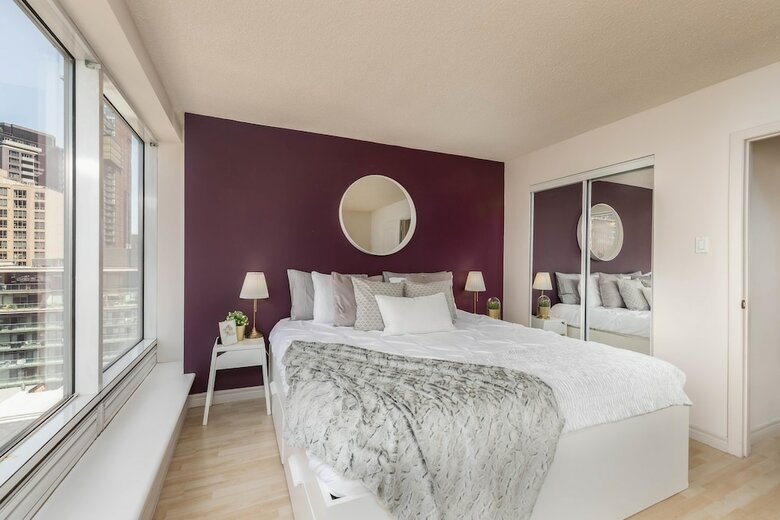 Bright & Spacious Corner Suite (Yonge & Bloor)