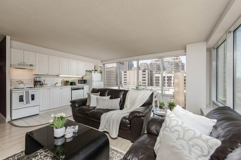 Bright & Spacious Corner Suite (Yonge & Bloor)