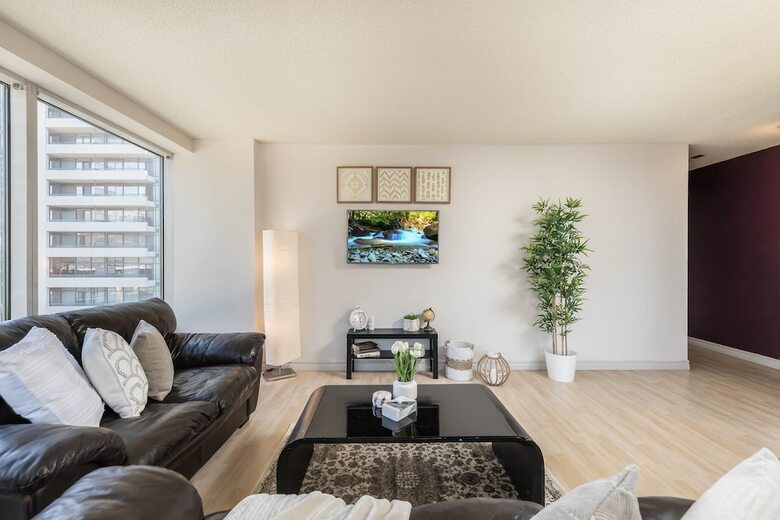 Bright & Spacious Corner Suite (Yonge & Bloor)