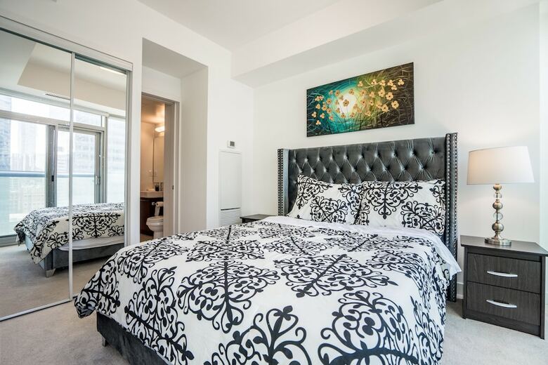 Apartamentos Aaira Suites At 65 Bremner Blvd