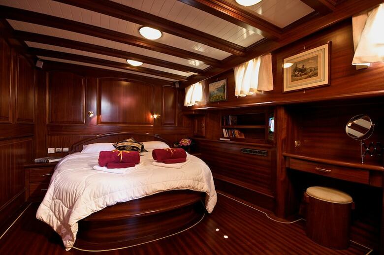 Plaghia Charter Boat & Breakfast
