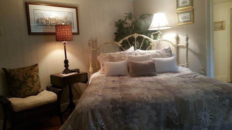 Pineapple Hill Inn Bed & Breakfast