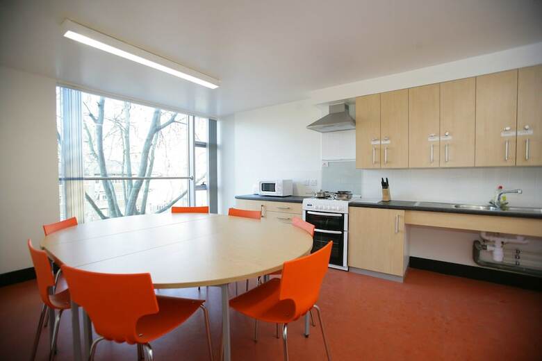Hostal Davies Court