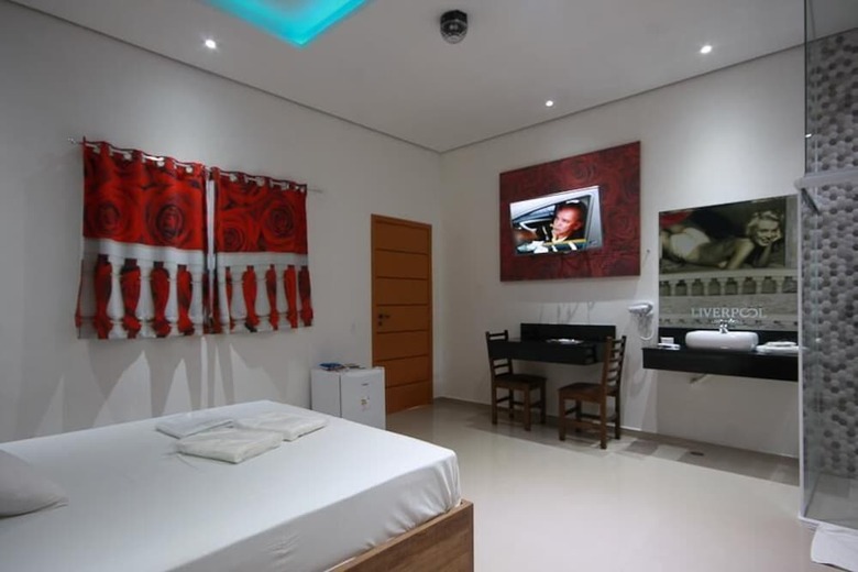 Liverpool Hotel & Motel