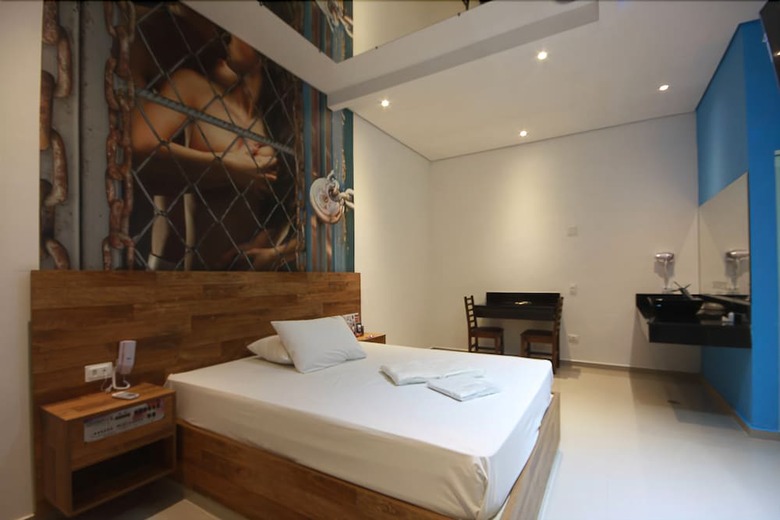 Liverpool Hotel & Motel