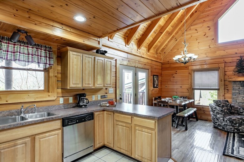 Charming Cabin Hot Tub And Pool Access