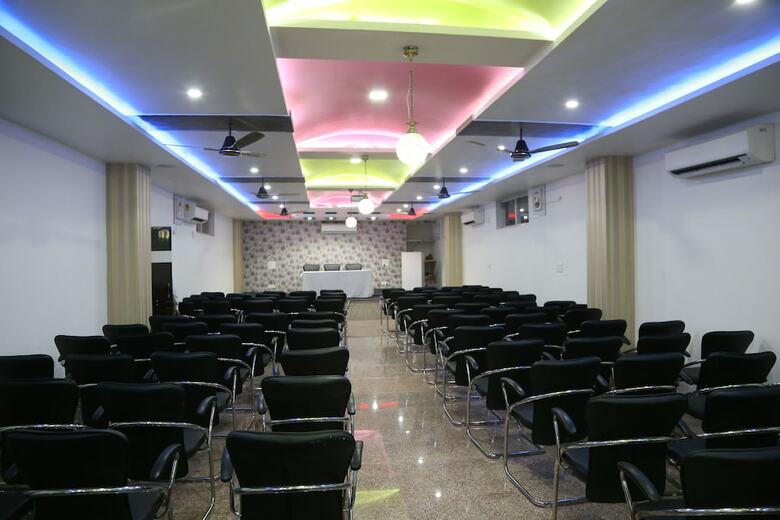 Hotel Dhanraj Palace