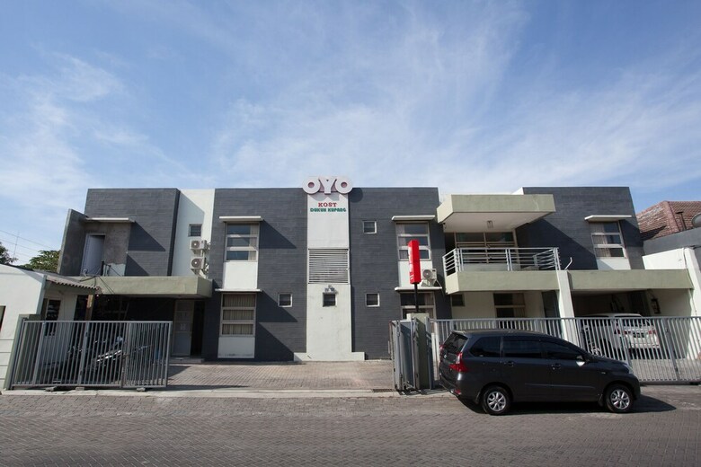Hostal Oyo 143 Dukuh Kupang Residence