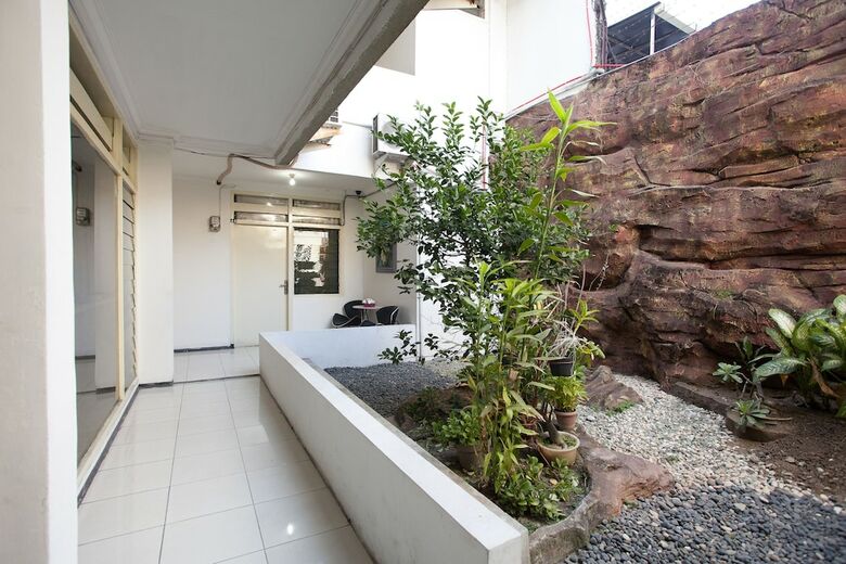 Hostal Oyo 143 Dukuh Kupang Residence