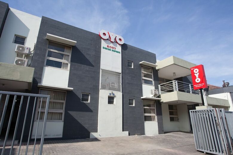 Hostal Oyo 143 Dukuh Kupang Residence