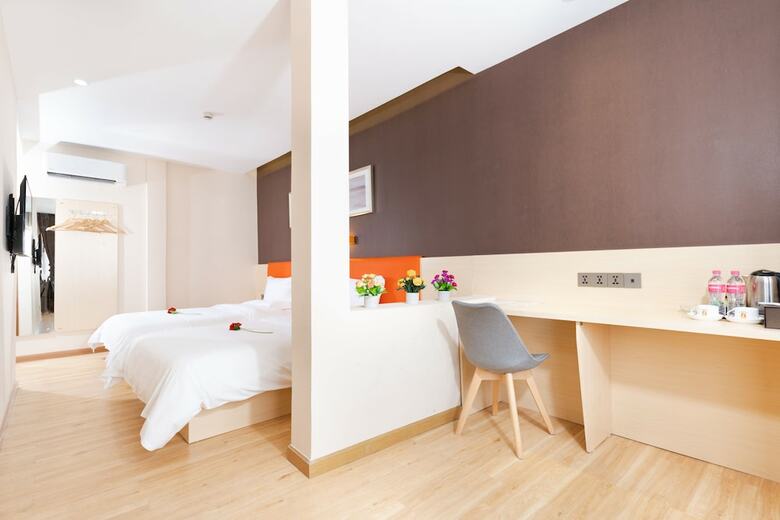7 Days Premium Hotel
