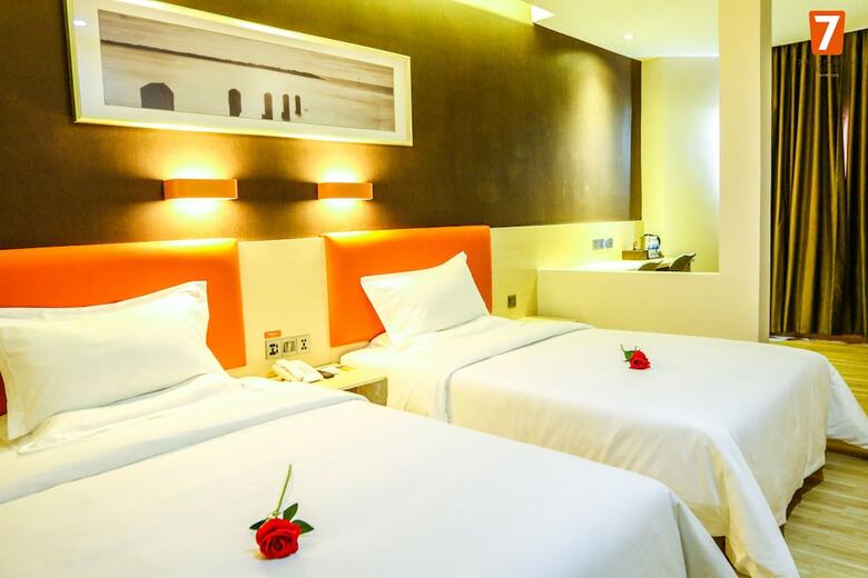 7 Days Premium Hotel