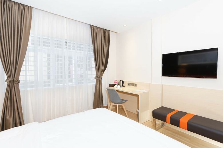 7 Days Premium Hotel