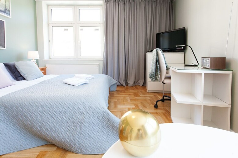 Faust And Mona Lisa Apartments