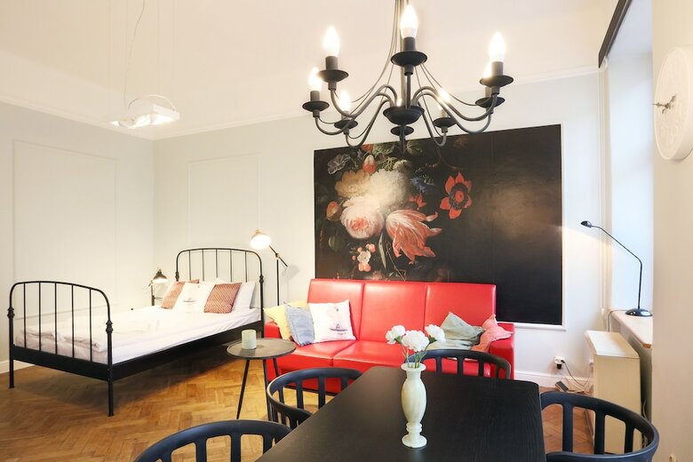 Faust And Mona Lisa Apartments