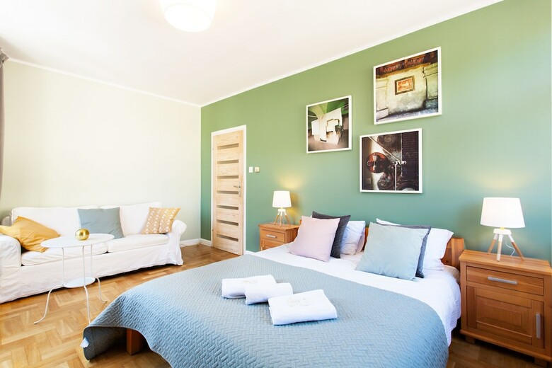 Faust And Mona Lisa Apartments