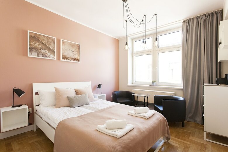 Faust And Mona Lisa Apartments