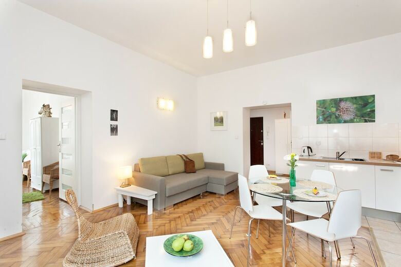 Faust And Mona Lisa Apartments