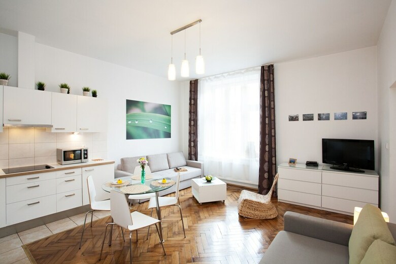 Faust And Mona Lisa Apartments