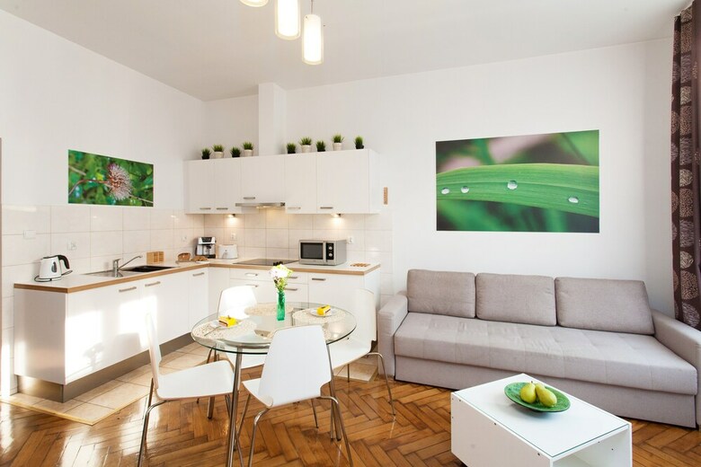 Faust And Mona Lisa Apartments