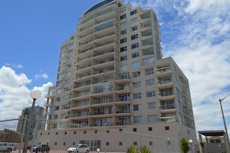 Apartamentos The Waves, Living By The Beach