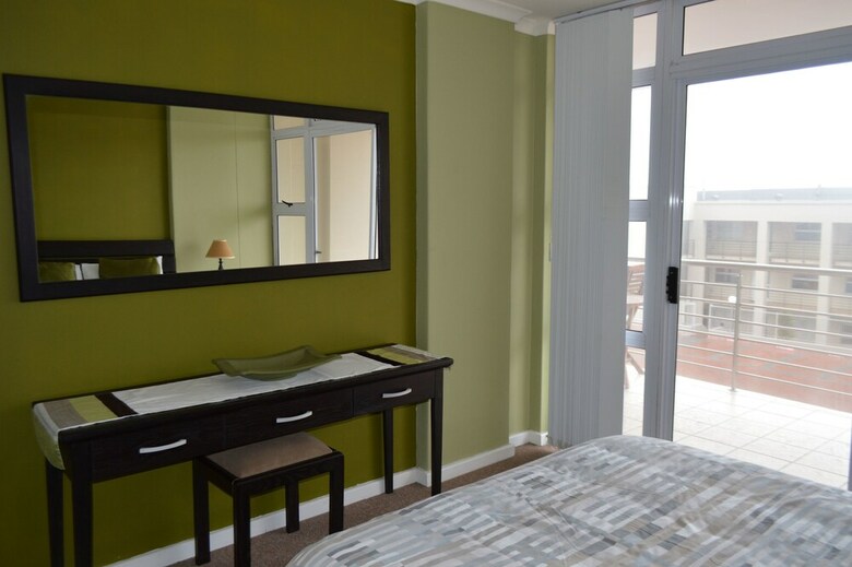 Apartamentos The Waves, Living By The Beach
