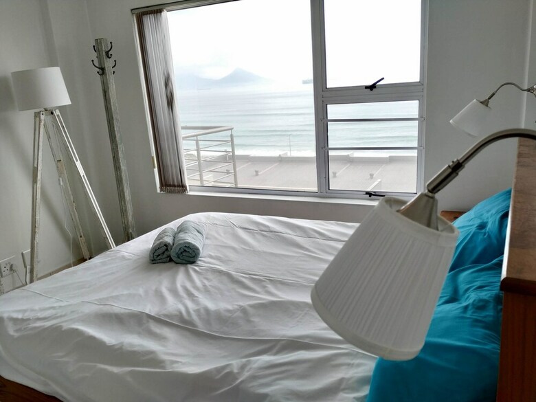 Apartamentos The Waves, Living By The Beach