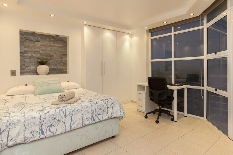 Apartamentos The Waves, Living By The Beach