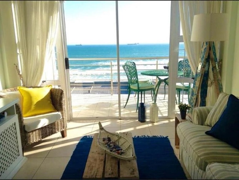Apartamentos The Waves, Living By The Beach