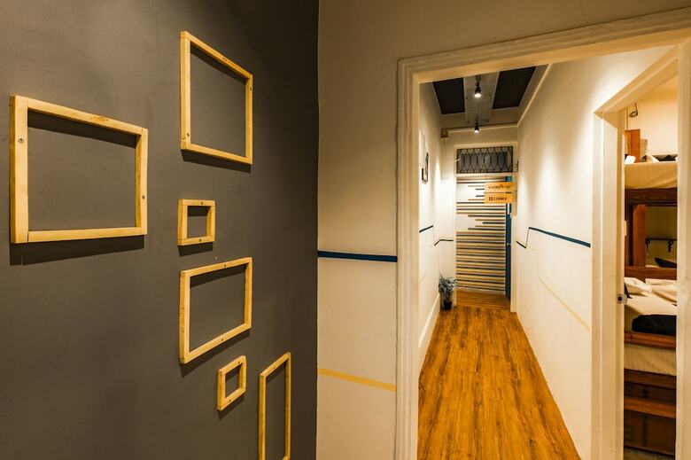 Hostal Locomo Hostel - Mumbai Airport