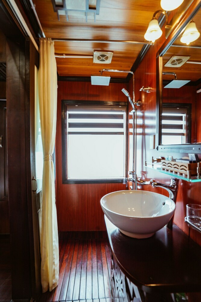 Renea Cruises Halong