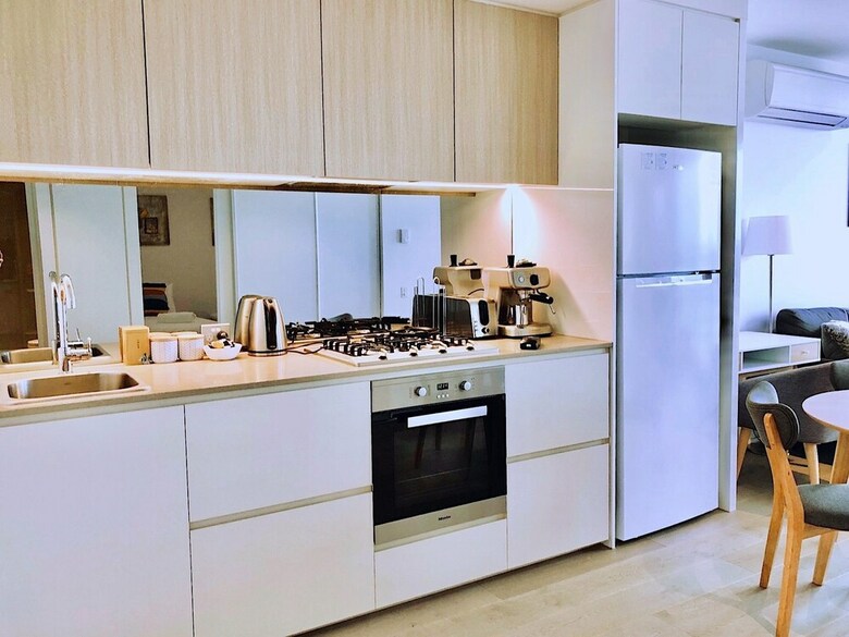 Brilliant Victoria Harbour Waterfront Apartment