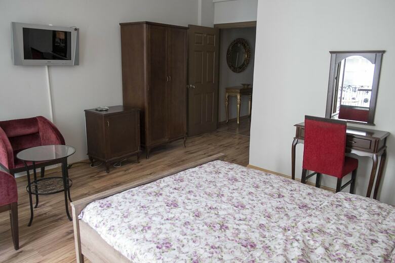 Dora Hotel