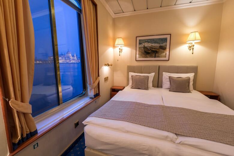 Onriver Hotels  - Ms Cezanne