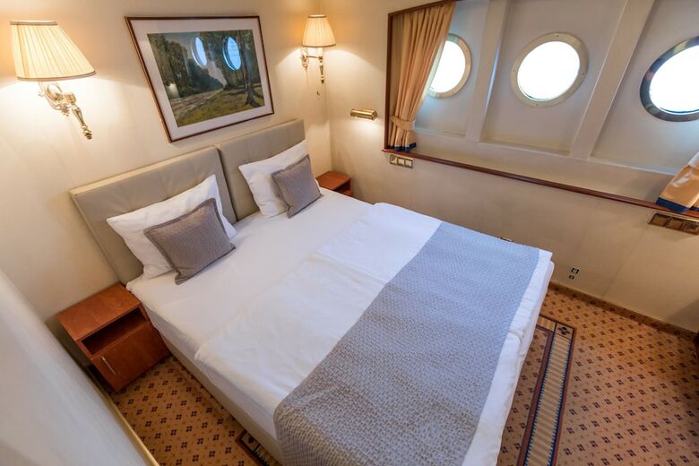 Onriver Hotels  - Ms Cezanne