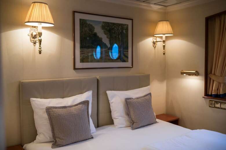 Onriver Hotels  - Ms Cezanne