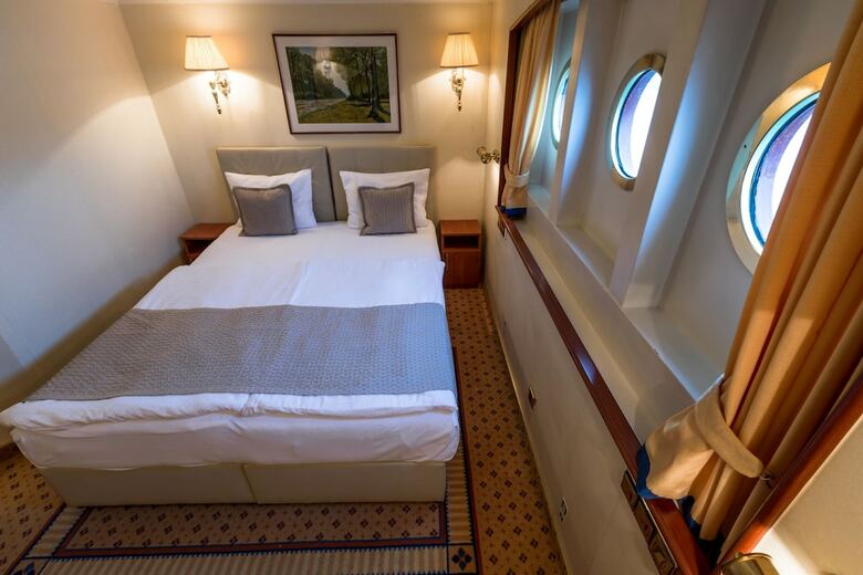 Onriver Hotels  - Ms Cezanne