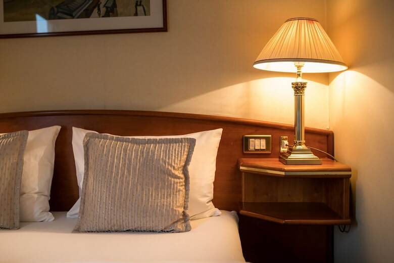 Onriver Hotels  - Ms Cezanne