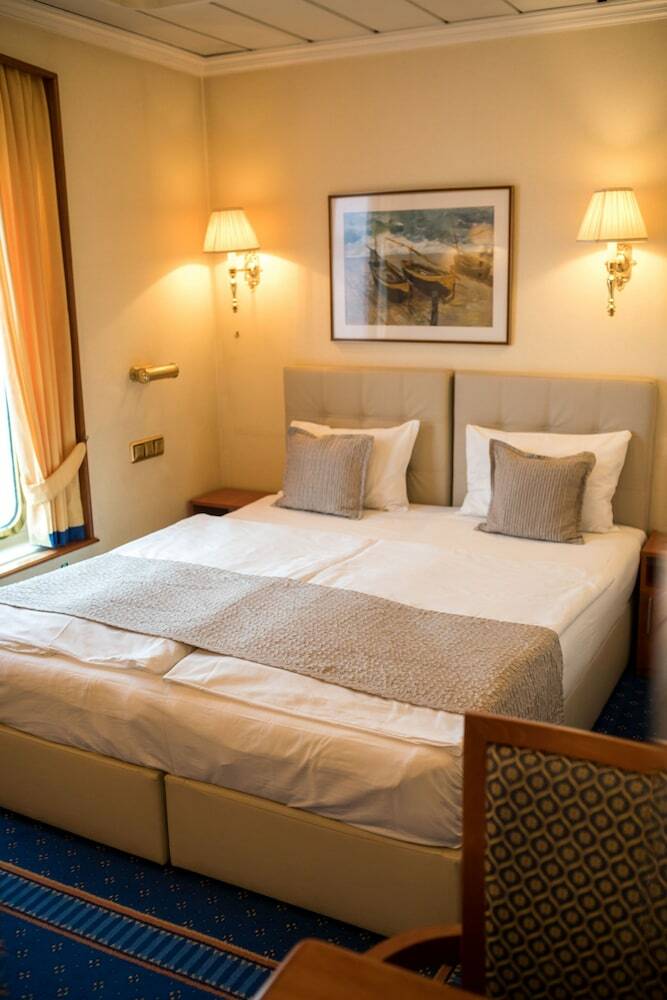 Onriver Hotels  - Ms Cezanne
