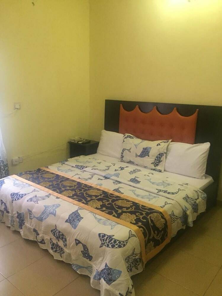 Palais Royale Hotel & Suites