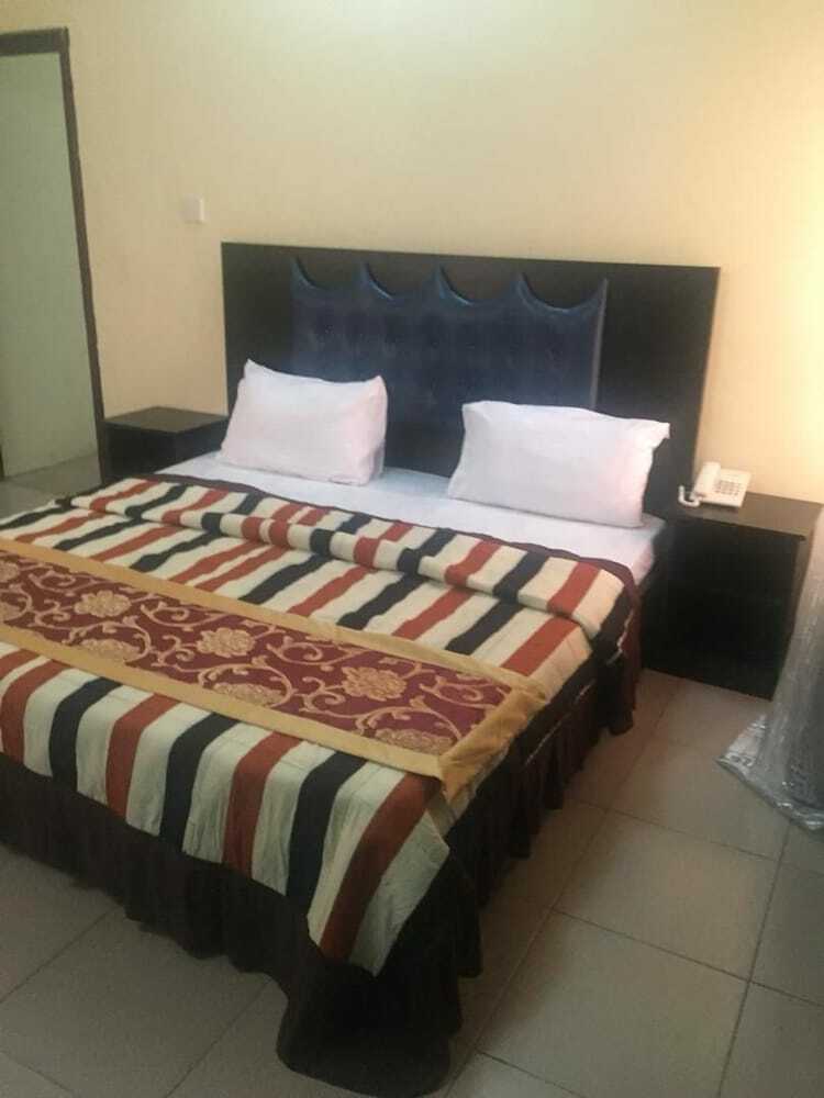 Palais Royale Hotel & Suites