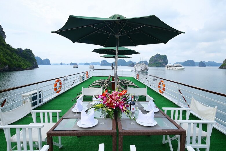 White Dolphin Cruise