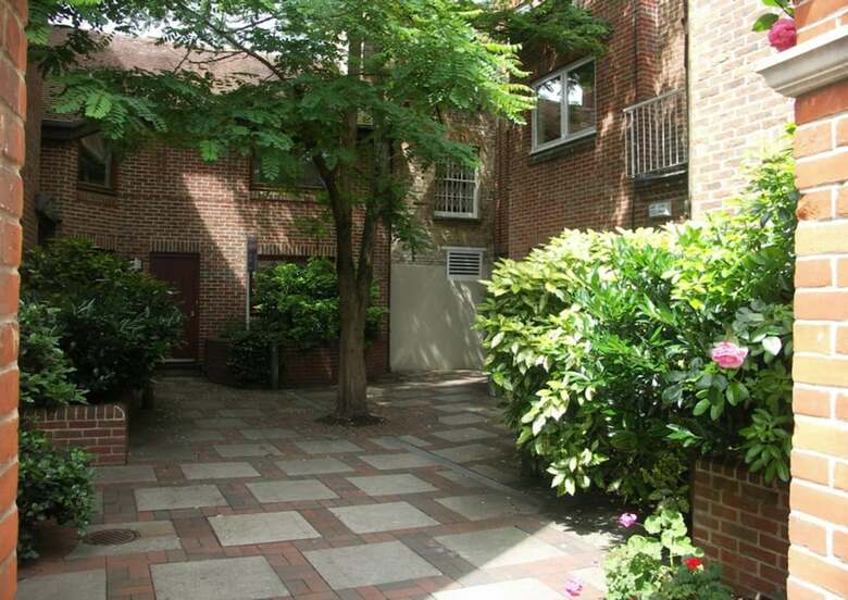 Apartamentos The Courtyard 10